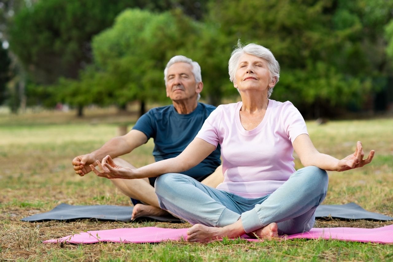 Yoga para idosos: por que praticar? - Cuidado de idosos